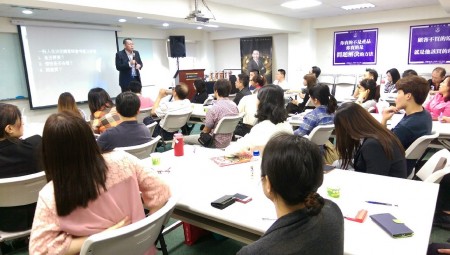 人山人海的盛況,都是來向「華人經典銷售的成功教練臧正民老師」取經的「超級業務,我最銷魂」!我們教的是銷售的技巧,我們不教激勵。需要公司內訓的公司歡迎與雷神講座聯絡。(雷神講座提供)