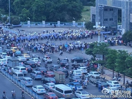 家属与业主数百人于7月5日下午到市政府维权请愿。(网络图片)