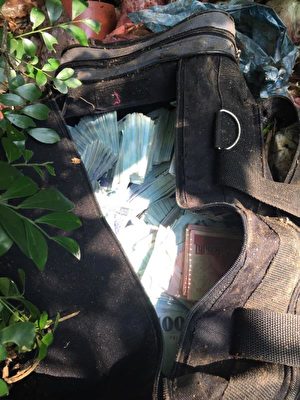 第一银行盗领案,警方在内湖区西湖公园隐秘处,找到一个破烂垃圾袋,里面疑似就是剩余赃款,金额还在清点中。(警方提供)
