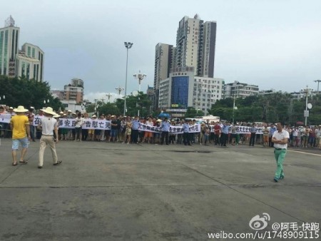 家属与业主数百人于7月5日下午到市政府维权请愿。(网络图片)