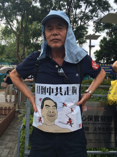 50年代末偷渡来香港的陈伯,现今72岁,今日来参与七一大游行,呼吁“打倒共产党。”(王文君/大纪元)