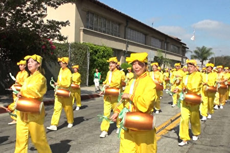 法輪功學員組成的腰鼓隊。(薛文/大紀元)