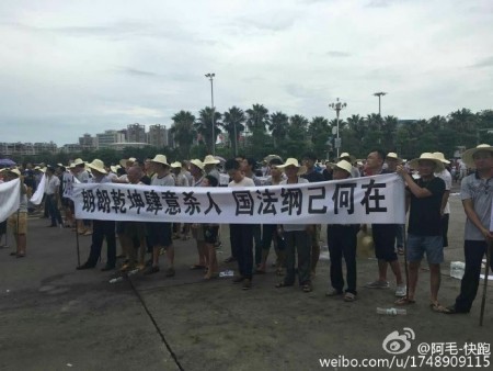 家属与业主数百人于7月5日下午到市政府维权请愿。(网络图片)