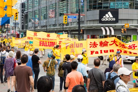 多伦多千人大游行——法轮大法好方阵。(艾文/大纪元)