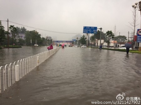 自7月18日夜开始的大暴雨，导致河北邯郸市内涝严重，全市启动“看海模式”。（网络图片）