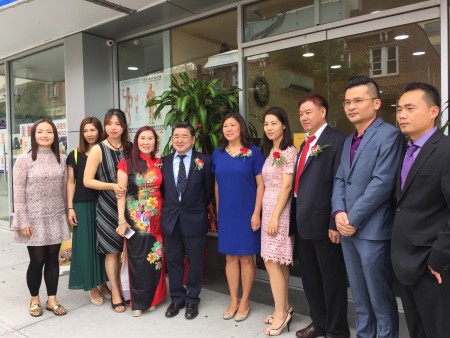 和美康成人日间护理中心4周年庆暨分部乔迁,国会众议员孟昭文(右五)、市议员顾雅明(右六)出席,左四为和美康经理谢怡祯。