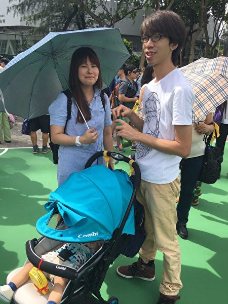 市民陳先生夫婦帶9個月大的兒子參與七一遊行,要求梁振英下台。(李小朗/大紀元)