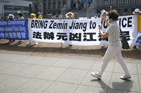2016年7月20日,溫哥華藝術館前法輪功學員集會,民眾現場表示支持與讚賞。(攝影:大宇/大紀元)