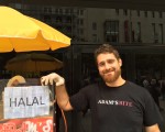 敘利亞裔德國人Adam是穆斯林，在法蘭克福最繁華的蔡爾大街上賣熱狗，夢想是把這個生意做成加盟連鎖店。（文婧／大紀元）