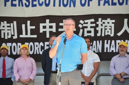 联邦自由党国会议员沃沙斯纳斯基说:“对于所有这些无辜的受害者和他们的家庭来说,17年是太长了。”(周行/大纪元)
