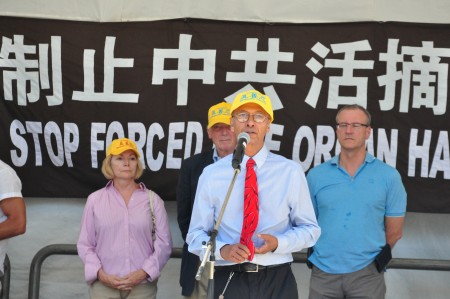 多伦多南亚社区领袖罗德里戈(Clement Rodrigo)上来第一句话就说:“我你们的坚持惊叹”。并称他希望能降水给与会者降温。(周行/大纪元))