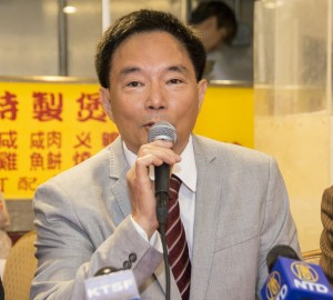 美国中医公会会长黄宪生乐见低收入民众又有机会接受针灸治疗。(曹景哲/大纪元)