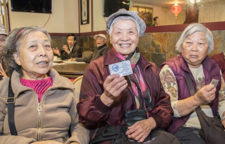 现场民众拿出白卡,庆祝针灸重入加州Medi-Cal。(曹景哲/大纪元)