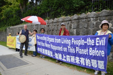 图: 大温博客主沃特森在加拿大国庆日,特意来到中领馆前抗议,表达对中共活摘法轮功学员器官的愤慨与震惊。(邱可菲/大纪元)