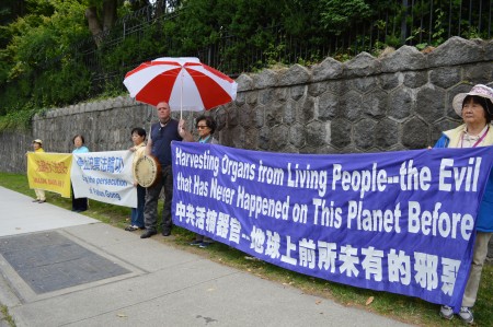 图: 大温博客主沃特森在加拿大国庆日,特意来到中领馆前抗议,表达对中共活摘法轮功学员器官的愤慨与震惊。(邱可菲/大纪元)