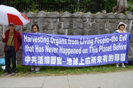 图: 大温博客主沃特森在中领馆前抗议中共活摘法轮功学员器官现场。(邱可菲/大纪元)
