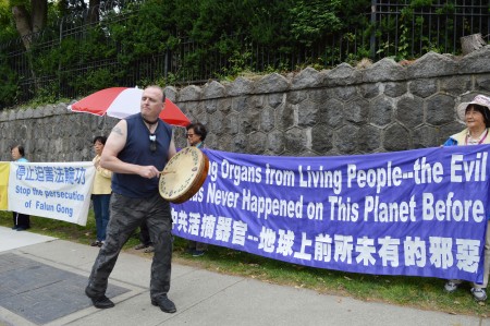 图: 大温博客主沃特森在加拿大国庆日,特意来到中领馆前抗议,表达对中共活摘法轮功学员器官的愤慨与震惊。(邱可菲/大纪元)
