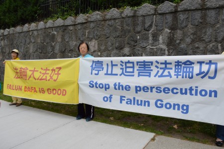图: 大温博客主沃特森在中领馆前抗议中共活摘法轮功学员器官现场。(邱可菲/大纪元)