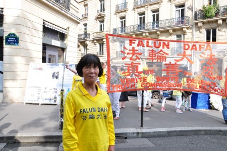刘玉梅女士在集会活动的现场。(金湖/大纪元)