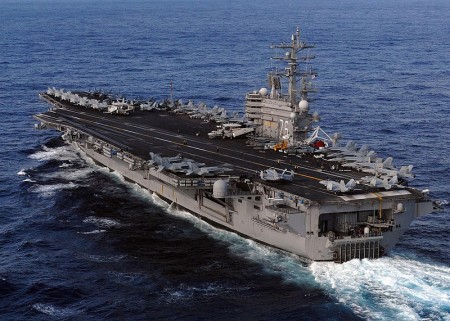 美國太平洋司令部宣布,駐紮在南海區域的第7艦隊航母里根號(USS Ronald Reagan)上的戰機,執行了起降操作任務,並表示這是為支持南海的安全穩定。圖為里根號航母。 (Mass Communication Specialist 3rd Class Dylan McCord/U.S. Navy via Getty Images)