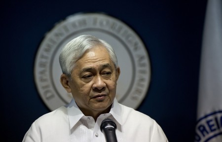 菲律賓南海案首席顧問哈爾德勒薩(Francis Jardeleza)稱,仲裁庭裁決中方南海9段線不具法律效力,菲律賓漁民有權在黃岩島捕魚,太平島是「礁」,無法以此要求享有200海里的專屬經濟區。(NOEL CELIS/AFP/Getty Images)