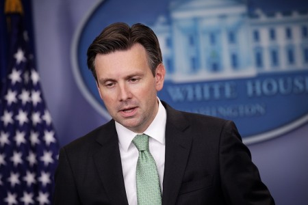 美國白宮發言人厄尼思特(Josh Earnest)在新聞簡報會上,呼籲各方自制,不要利用這個機會採取「升高情勢或挑釁的行動」。(Alex Wong/Getty Images)