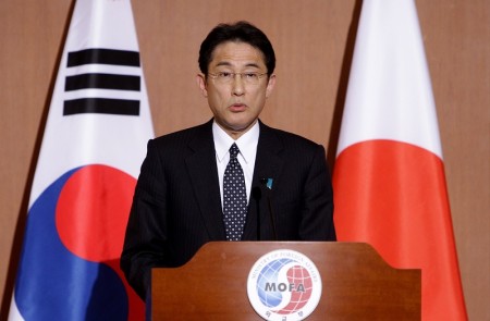 日本外務大臣岸田文雄(Fumio Kishida)稱,日本一貫主張解決海洋紛爭,須根據法律並採用和平的方式,而不是靠武力或威壓的方式。(Chung Sung-Jun/Getty Images)
