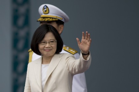南海裁決結果公佈後,中華民國總統蔡英文將前往左營軍區視察艦隊指揮部,表明捍衛領土的決心。圖為蔡英文5月20日在就職典禮上向支持者揮手。(Ashley Pon/Getty Images)