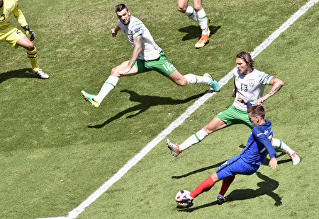 2016年6月26日，法国队前锋格里兹曼（Antoine Griezmann）(右)在与爱尔兰的比赛中，助队将比分反超，成功2：1逆转晋级八强战。(JEAN-PHILIPPE KSIAZEK/AFP/Getty Images)