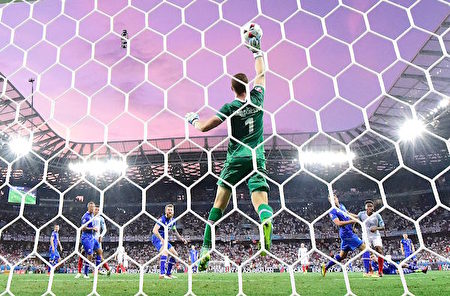 「這一刻，他托起了世界。」冰島的門將漢斯．索爾．郝德森在英格蘭與冰島的比賽中救回一球。(Photo credit should read TOBIAS SCHWARZ/AFP/Getty Images)