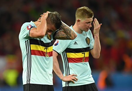 LILLE, FRANCE - JULY 01: Toby Alderweireld (L) and Kevin De Bruyne (R) of Belgium show their dejection after their team's 1-3 defeat in the UEFA EURO 2016 quarter final match between Wales and Belgium at Stade Pierre-Mauroy on July 1, 2016 in Lille, France. (Photo by Matthias Hangst/Getty Images)