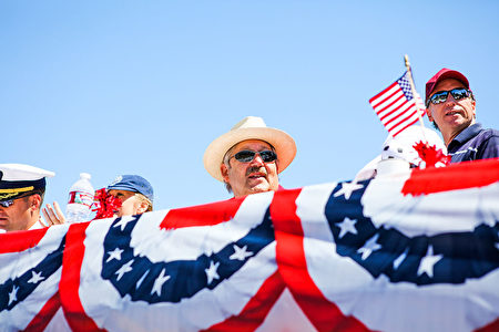 People watch the 4th of July Parade in Alameda, California on Monday, July 4, 2016. / AFP / GABRIELLE LURIE (Photo credit should read GABRIELLE LURIE/AFP/Getty Images)
