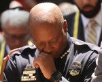 7日美国德州达拉斯发生911后的最大袭警案，8日上午警察局长布朗说：“我们的心碎了”，此时没有人更能感受他的切身之痛。图为布朗哀悼殉职员警。(Spencer Platt/Getty Images)