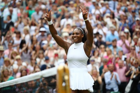 决赛结束后,小威高举双手比出“22”,接受中央球场观众喝采。(Clive Brunskill/Getty Images)