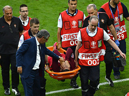 葡萄牙队队长C罗在上半场受伤退赛。 ( Dan Mullan/Getty Images)