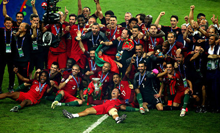 PARIS, FRANCE - JULY 10: Portugal players and staffs celebrate after their 1-0 win against France in the UEFA EURO 2016 Final match between Portugal and France at Stade de France on July 10, 2016 in Paris, France. (Photo by Alex Livesey/Getty Images)