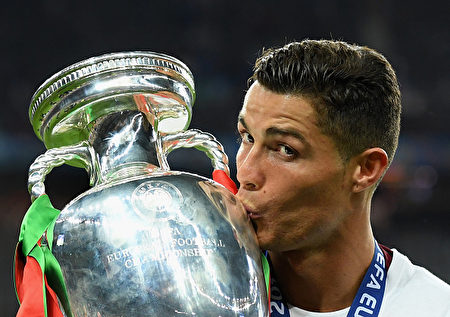 7月10日,葡萄牙队队长C罗(Cristiano Ronaldo)首次捧起德劳内奖杯。 (Matthias Hangst/Getty Images)