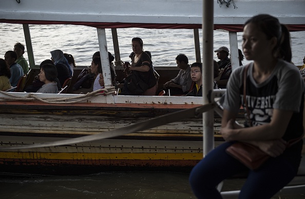 2016年7月4日，一艘通勤船在曼谷 Chao Praya 河上行驶。（LILLIAN SUWANRUMPHA/AFP/Getty Images)