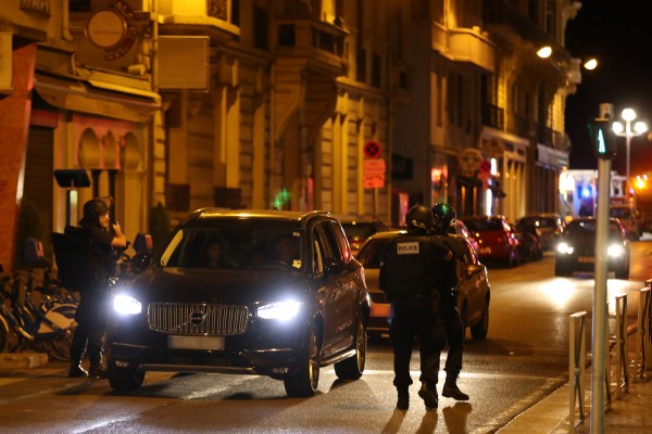 法国发生恐袭惨案，一辆达卡车冲撞碾压街上欢庆国庆的人群，长达1英里。造成至少有77人死亡，100多人受伤。(VALERY HACHE/AFP/Getty Images)