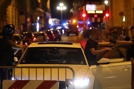 法国14日庆祝国庆，南部尼斯市（Nice）民众在观赏烟火秀后，离开现场时，1辆卡车突然冲入人群，据报造成至少73人丧生，另有100人受伤。(VALERY HACHE/AFP/Getty Images)