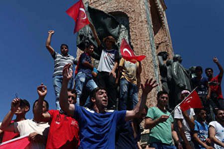 7月16日,土耳其人民走上街头,欢庆胜利。 (Burak Kara/Getty Images)