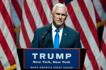 7月16日,彭斯在紐約城中央希爾頓酒店一場活動中發表講話。(Drew Angerer/Getty Images)