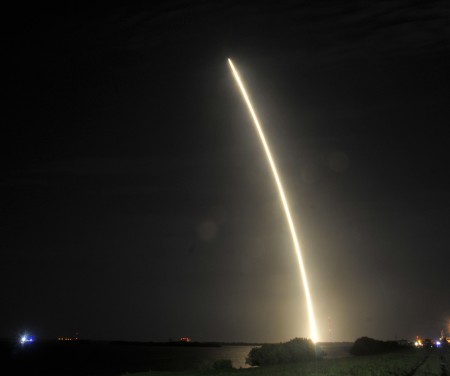 周一凌晨,马斯克旗下的太空探索科技公司SpaceX发射了满载国际空间站物资的猎鹰9号火箭,并第二次陆上回收火箭成功。(BRUCE WEAVER/AFP/Getty Images)