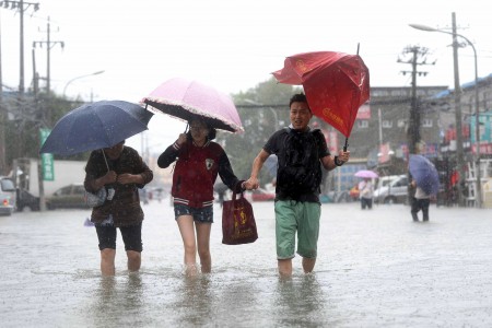 7月20日北京暴雨。圖為北京行人。(STR/AFP/Getty Images)