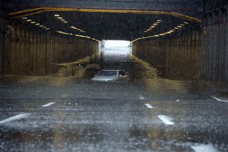 7月20日,北京的一輛汽車被洪水淹沒。(STR/AFP/Getty Images)