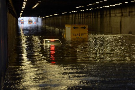 7月20日北京暴雨。圖為汽車被洪水淹沒。(STR/AFP/Getty Images)