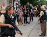 當地時間週五晚，德國慕尼黑一家商場發生槍擊事件，造成包括槍手在內的10人死亡，21人受傷。(Joerg Koch/Getty Images)