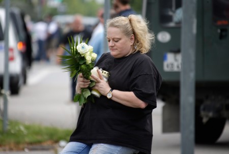 7月23日,慕尼黑的居民给死难者献花。( Joerg Koch/Getty Images)