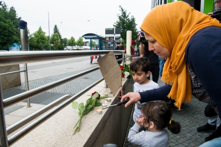 7月23日,慕尼黑的居民给死难者献花。( Joerg Koch/Getty Images)