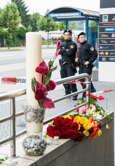 7月23日,慕尼黑的居民给死难者献花。( Joerg Koch/Getty Images)